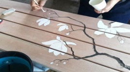 전주한옥마을 골목길에 청년목수가 만든 아트벤치 설치