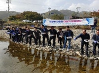 포항시, 하천의 청소부 다슬기 치패 30만 마리 방류