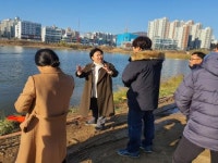 문정복 위원장, 주민과 호수공원 퇴적토검사...”LH 약속 이행 강력 요청”