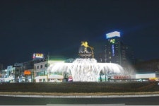 진주 비봉산의 전설 봉황, 봉곡광장 분수 조각 작품으로 되살아나다