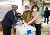 [포토] 북강서갑 더불어민주당 전재수 후보, 사전투표