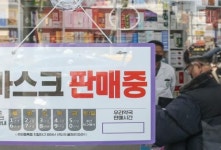 공적 마스크 구매, 다음주부터 1인당 3매로…자가격리 위반자에 안심밴드 도입