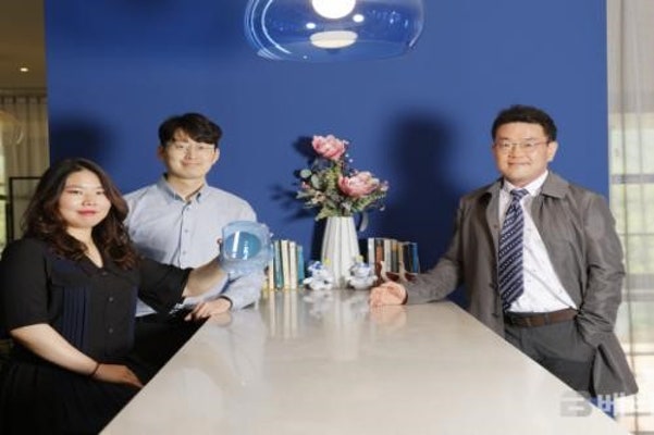 UNIST 권순용 교수팀, 반도체 소자용 2차원 금속 물질 상용 기판에 합성 성공 | 포토뉴스
