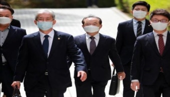 '강제추행' 혐의 오거돈 전 부산시장 영장심사 출석···'구속 갈림길'