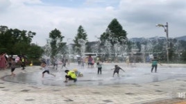 진주시, 바닥분수와 함께 무더위 날려...가족 쉼터로 자리매김