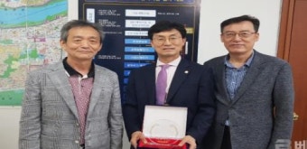 [포토] 서초구의회 김성주 의원, 서초 진흥상가입주회 감사패 수상