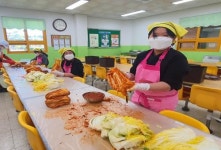 사천 대방초등학교, 마음과 마음 이어주는 사랑의 김장담그기