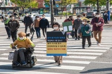 용산구 남영역 오르기 걸어서 10초, 휠체어리프트 10분, 시민단체 장애인 이동권 보장 외쳐