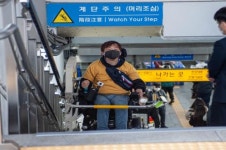 용산구 남영역 오르기 걸어서 10초, 휠체어리프트 10분, 시민단체 장애인 이동권 보장 외쳐