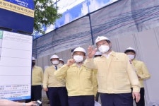 이용섭 광주시장, 운암3단지 재건축 현장 찾아 안전상황 점검