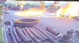 부산 강서구 LPG 충전소서 탱크로리에 불···1명 부상