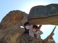 [포토] 백악기 조바리아 공룡과 조우한 어린이의 브이