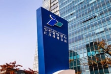 인천항만공사, 지역사회 독거 어르신에 리사이클링 방한용품 600세트 전달