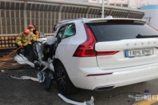 부산서 SUV 중앙선 넘어 덤프트럭과 충돌···운전자 숨져
