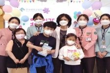 [포토뉴스] 건국대학교병원, 어린이날 기념 소아청소년과 환자들을 위한 선물 전달
