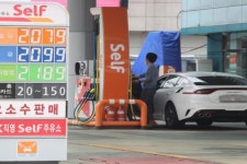 올라도 너무 오른 기름값…유류세 인하폭 30→37% 유력,리터당 57원↓