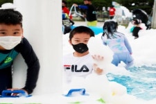 [포토] 의령군 도심지에 생긴 버블수영장 인기