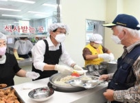 정종복 기장군수, 정관노인복지관서 배식 봉사