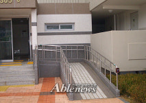 경사로 가파른 아파트에 도입된 호출벨