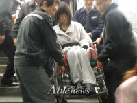 모든 사람을 힘들게 하는 휠체어리프트