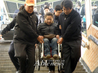 모든 사람을 힘들게 하는 휠체어리프트