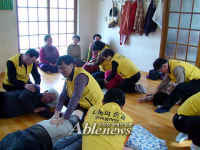 시각장애인들의 안마 봉사가 시작됐다