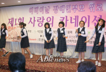 난생 처음 가슴에 카네이션을 달았습니다