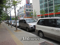 인도폭 줄인 선부동, 다시 인도 넓어지다