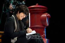 배용준 팬들의 힘 없으면 책 못 썼을 것