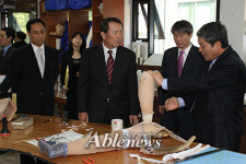 정형근 이사장, 장애인보장구 배우러 현장 찾아