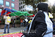 [화보]국회 앞에 천막치는 장애인들
