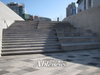 장애인들에게 불편한 동대문역사문화공원