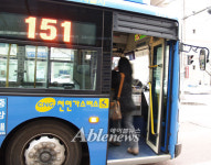 저상버스=장애인버스?…모두가 편해요