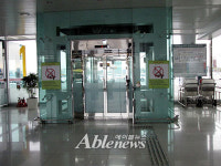 달라진 김포공항 여객청사, 글쎄?