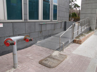 장애인 - 장애인화장실 공용인데다 창고 연상