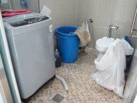 장애인 - 장애인화장실 공용인데다 창고 연상