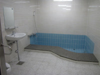 장애인 - 화재 대피 힘들고, 목욕탕에는 턱 높아