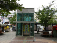 장애인 - 4호선 중앙역에 엘리베이터 설치 중