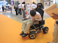 장애인 - 탱크 바퀴에, 반으로 접히는 전동휠체어