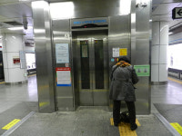 장애인 - 출구로 나가기 힘든 4호선 회현역