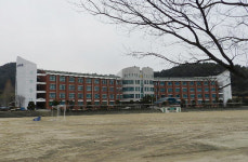 왜 조부 등에 업혀 등교해야 했을까?