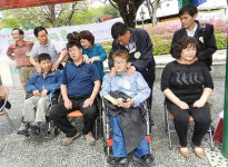 시각·청각장애인, 각각 점자·수화로 독서