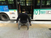황당한 단원구청의 버스정류장 경계석 제거