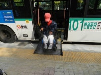 황당한 단원구청의 버스정류장 경계석 제거