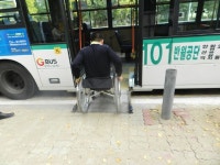황당한 단원구청의 버스정류장 경계석 제거