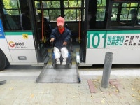 황당한 단원구청의 버스정류장 경계석 제거