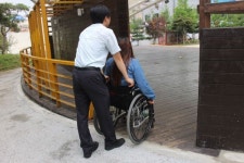 장애인 편의시설 개선한 용수골공원 가보니