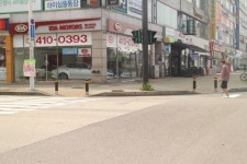 안산문화광장 좁은 횡단보도에 볼라드 설치