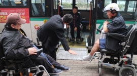 안산 버스정류장에 휠체어 승하차 공간 마련