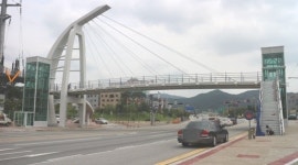 15만4천V 고압 송전탑 옆 보도육교 설치 ‘불안’